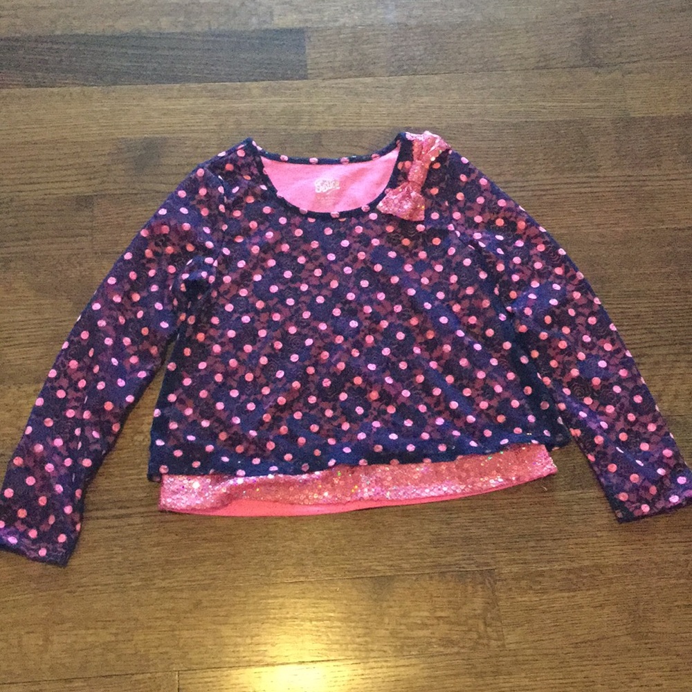 A long sleeve shirt